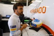 Alonso fait la promotion de sa nouvelle marque de mode dans les paddocks