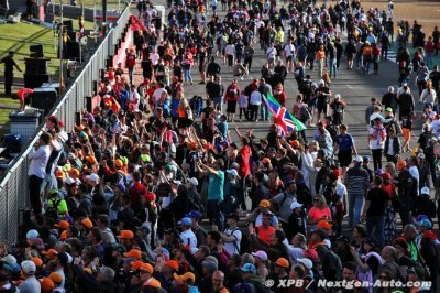 La F1 va surveiller et punir les fans qui volent des panneaux sur les circuits