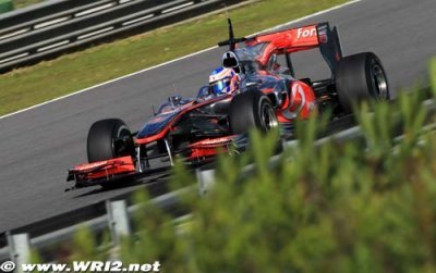 Button place Ferrari en tête du peloton