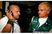 Mike Gascoyne tacle Heikki Kovalainen