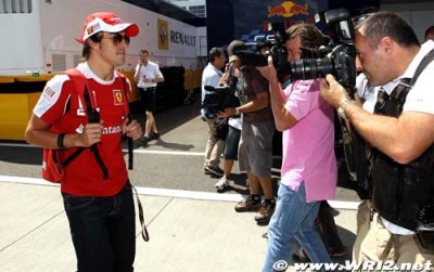 Alonso calme les paparazzi