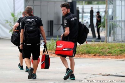 F1 team member robbed at gunpoint