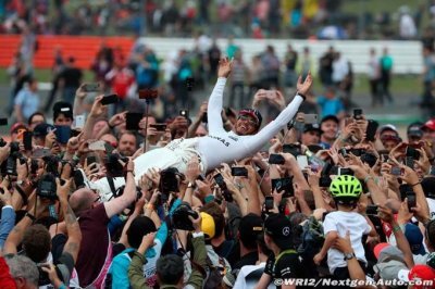Wolff wants Hamilton to stay at Mercedes