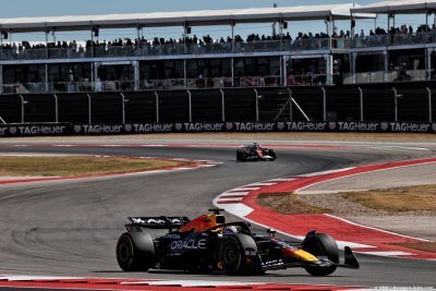 Un ’week-end incroyable’ de Verstappen lui redonne une ’chance’ de titre