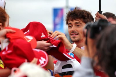 Fans mob Leclerc, F1 drivers complain over selfies