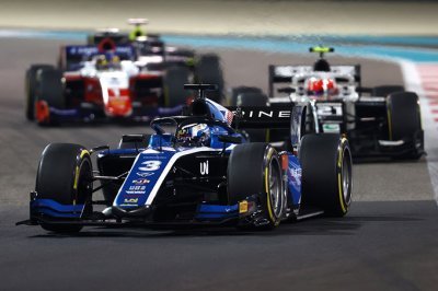 Abu Dhabi, F2, Sprint race 2: Zhou beats Shwartzman to victory