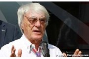 Ecclestone sourit et blague à l'ouverture de son procès