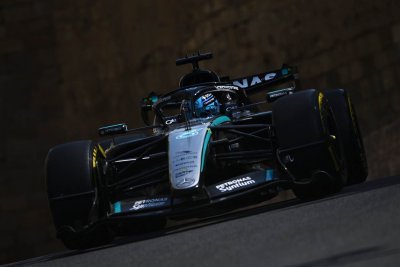 Russell signe la pole devant Leclerc, Antonelli se crashe à Bakou
