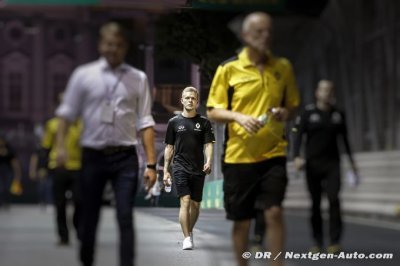 Magnussen hints power struggle behind Renault driver delay
