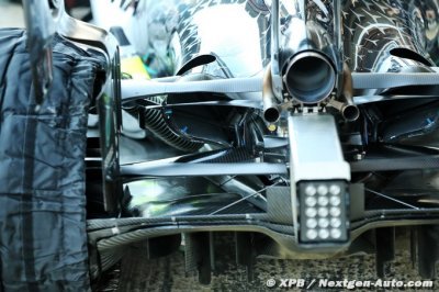 La suspension arrière de la Mercedes W11 a compliqué ses crash-tests