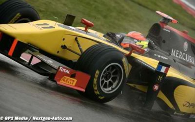 Grosjean wins dramatic wet sprint race