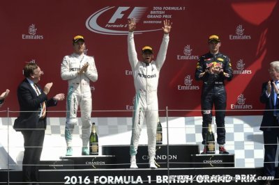 Sifflé sur le podium, Rosberg est défendu par Hamilton  