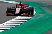 Silverstone II, Course 1 : Ilott domine sur ses terres