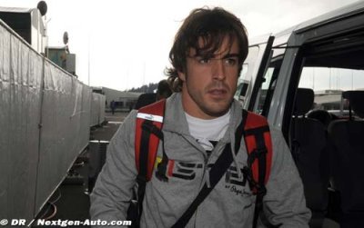 Alonso announces split with singer wife