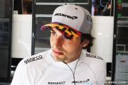Sainz est surpris de voir McLaren dominer Renault au classement