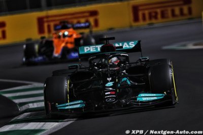 Hamilton signe la pole à Djeddah, Verstappen 3e après une erreur