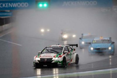 Motegi, Race 2: Victory for Michelisz