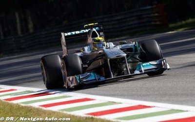 Mercedes offers Rosberg new three-year deal 