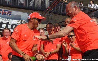 Hamilton says Dennis supports Mercedes switch
