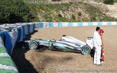 Hamilton crashes new Mercedes