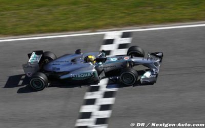 Hamilton garde les pieds sur terre