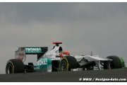 Schumacher fastest in rain-affected opening practice