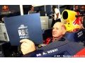 Adrian Newey reçoit une Red Bull RB5 en cadeau