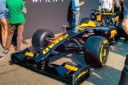 Pirelli révèle le look des F1 2017 sur une voiture d'exposition