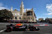 Verstappen bat Sainz et Lawson pour la pole, Leclerc et Piastri dans le mur à Bakou