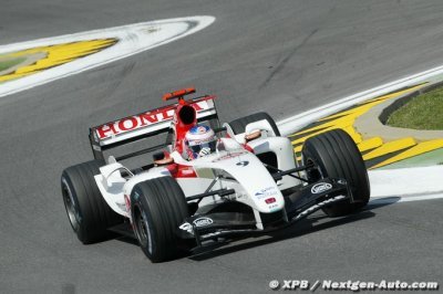 Richards revient sur le double contrat ’bizarre’ de Button en 2004