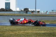 Pourquoi, en sport automobile, les pilotes modifient leur trajectoire en fonction du réchauffement des pneus