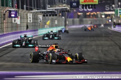 Verstappen ne comprend ni la manœuvre de Hamilton, ni sa pénalité