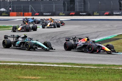 Verstappen évite le chaos de Sepang et gagne devant Antonelli et Hamilton