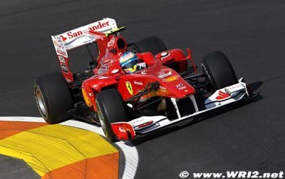 Alonso prend la tête devant son public