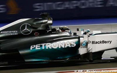 Hamilton gagne, Rosberg abandonne à Singapour&nbsp;!
