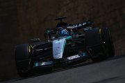 Russell signe la pole devant Leclerc, Antonelli se crashe à Bakou