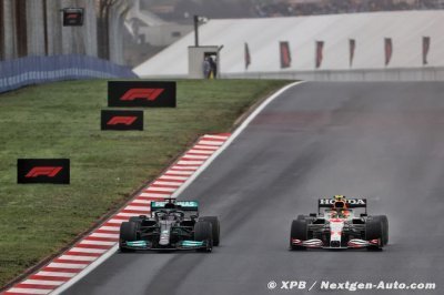 Pérez savoure un bon résultat et une belle lutte contre Hamilton