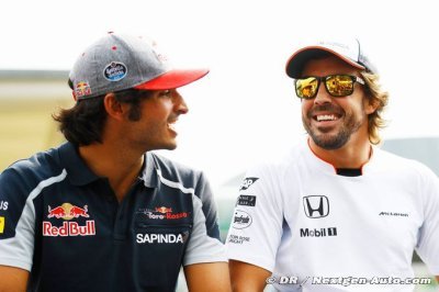 Sainz thinks Alonso will stay beyond 2017