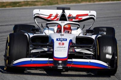 La ’vraie’ Haas F1 VF-22 prend la piste à Barcelone