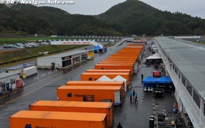 WTCC cars and parts delivered at Curitiba