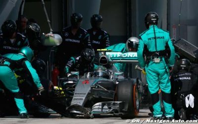 Mercedes to change pitstop philosophy - Lauda