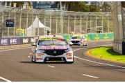 Deux pilotes de F1 au volant de V8 Supercars à Melbourne