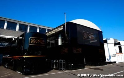 Le garage Lotus entouré par les huissiers