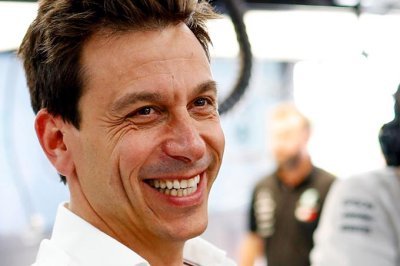 Wolff tourne en dérision la rumeur d’une arrivée chez Ferrari