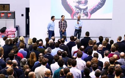Vettel de passage chez Red Bull pour dire ’au revoir’