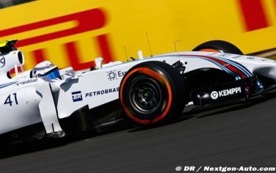Williams en piste avec plusieurs F1 à Silverstone