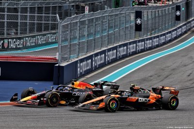 Verstappen se moque du doigt d'honneur fait par Norris