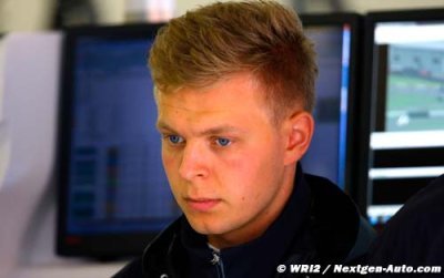 Father Jan at races distracting - Magnussen