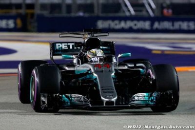 Lewis Hamilton saisit l’opportunité d’une victoire offerte à Singapour