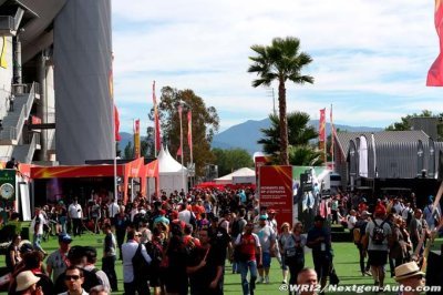 Les fans doivent en avoir pour leur argent, le cheval de bataille de Carey
